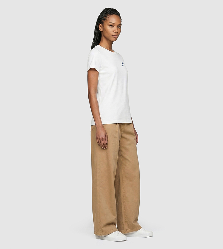 تيشيرت بقبة مستديرة مطرز مونوغرام