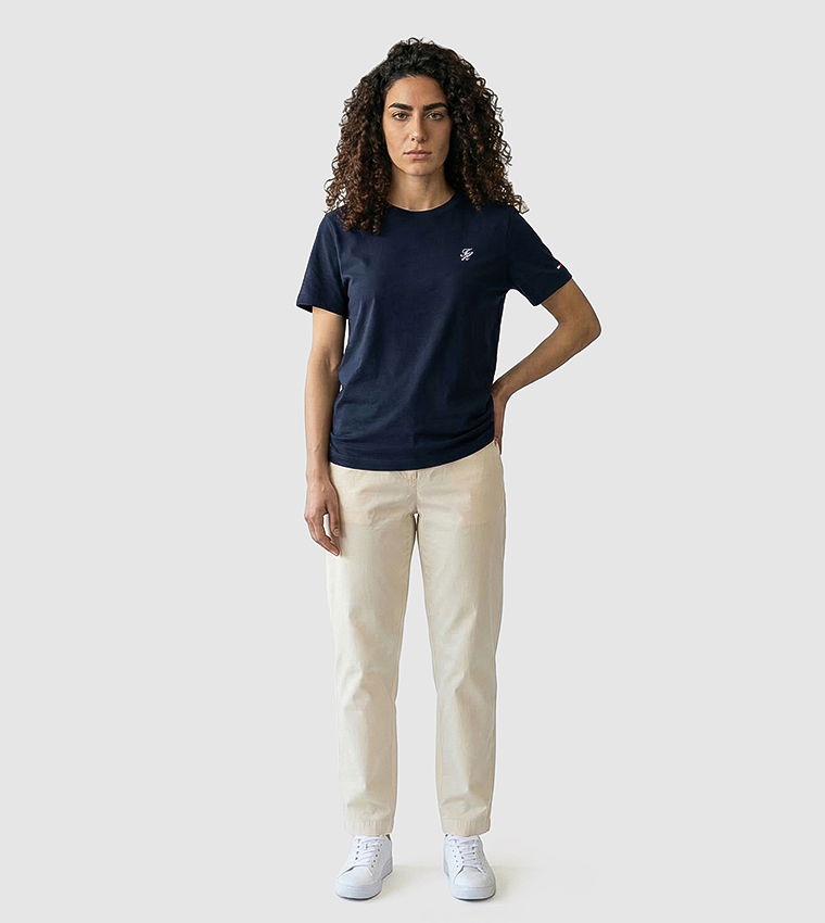 تيشيرت بقبة مستديرة مطرز مونوغرام