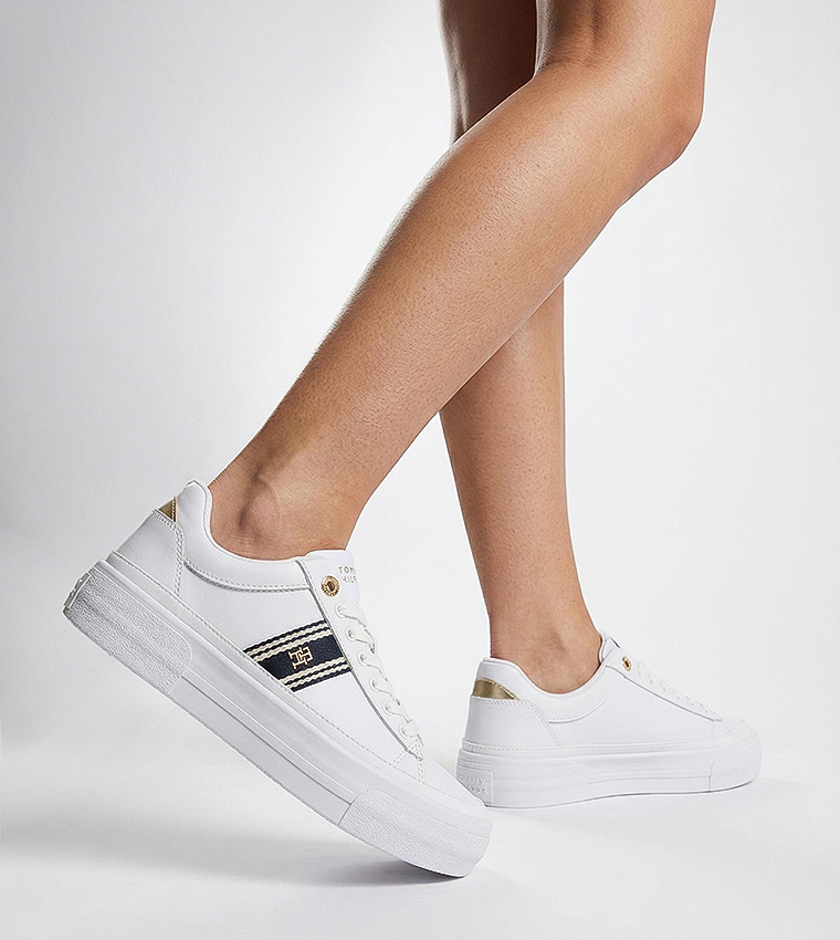 سنيكرز برباط وشعار