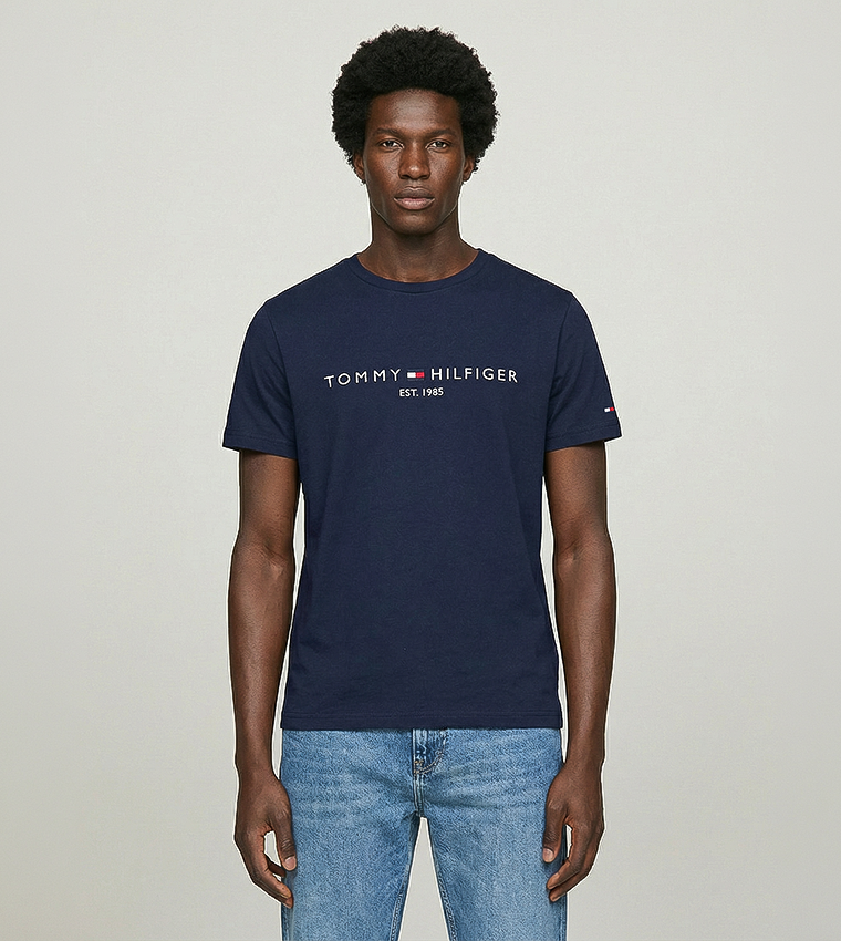 تيشيرت بطبعة شعار وكم قصير