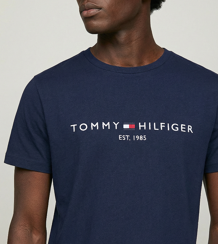 تيشيرت بطبعة شعار وكم قصير