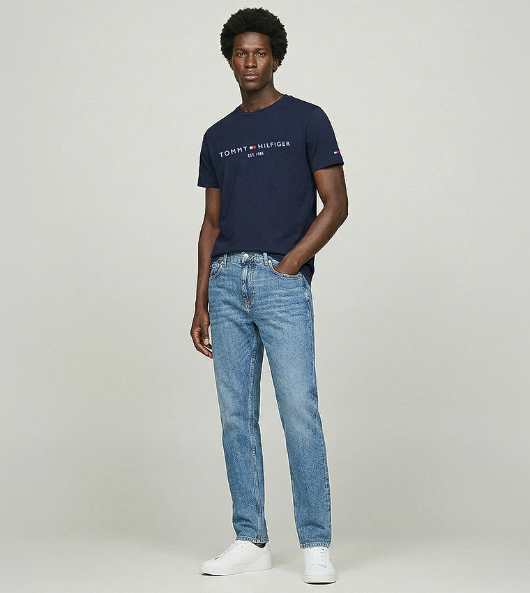 تيشيرت بطبعة شعار وكم قصير