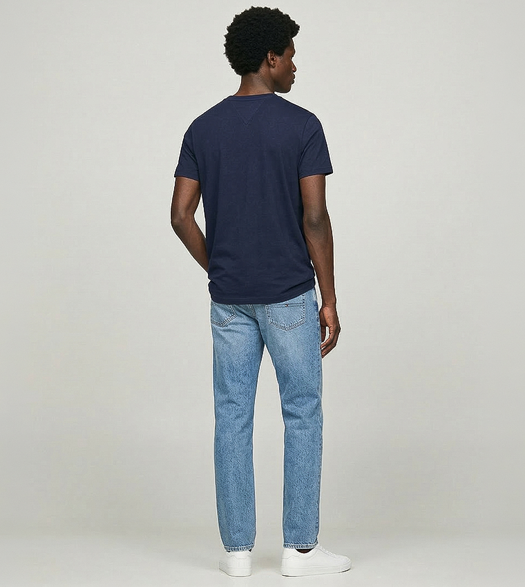 تيشيرت بطبعة شعار وكم قصير