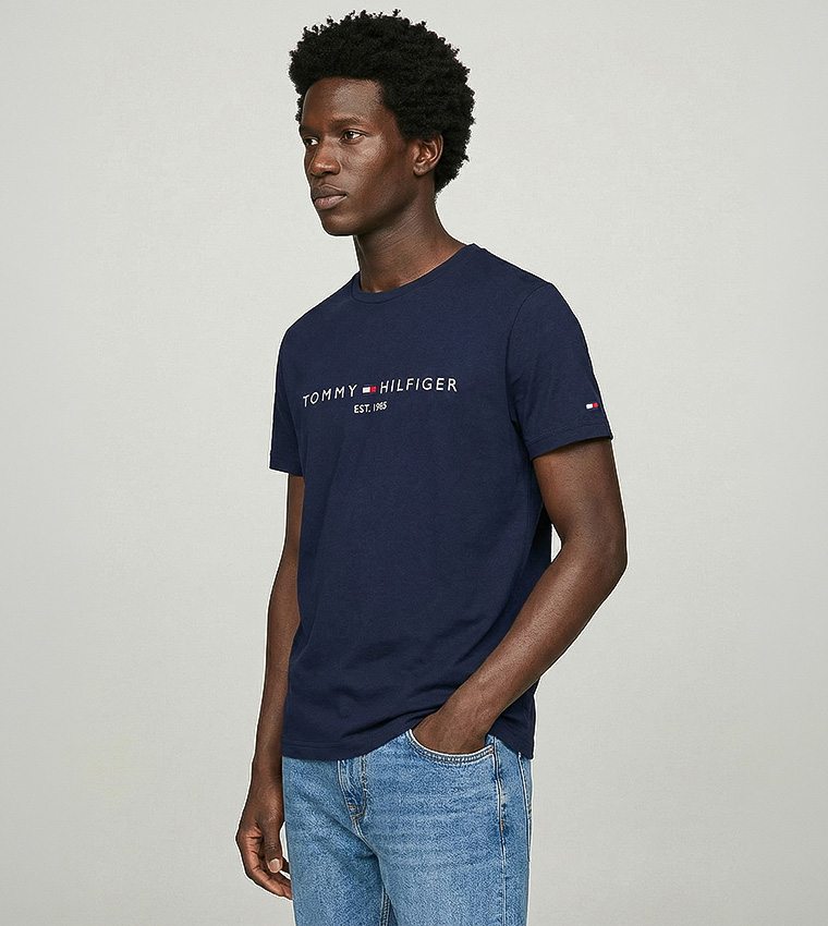 تيشيرت بطبعة شعار وكم قصير