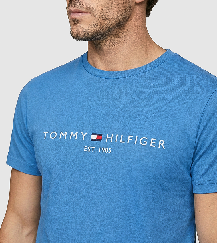 تيشيرت بطبعة شعار وكم قصير