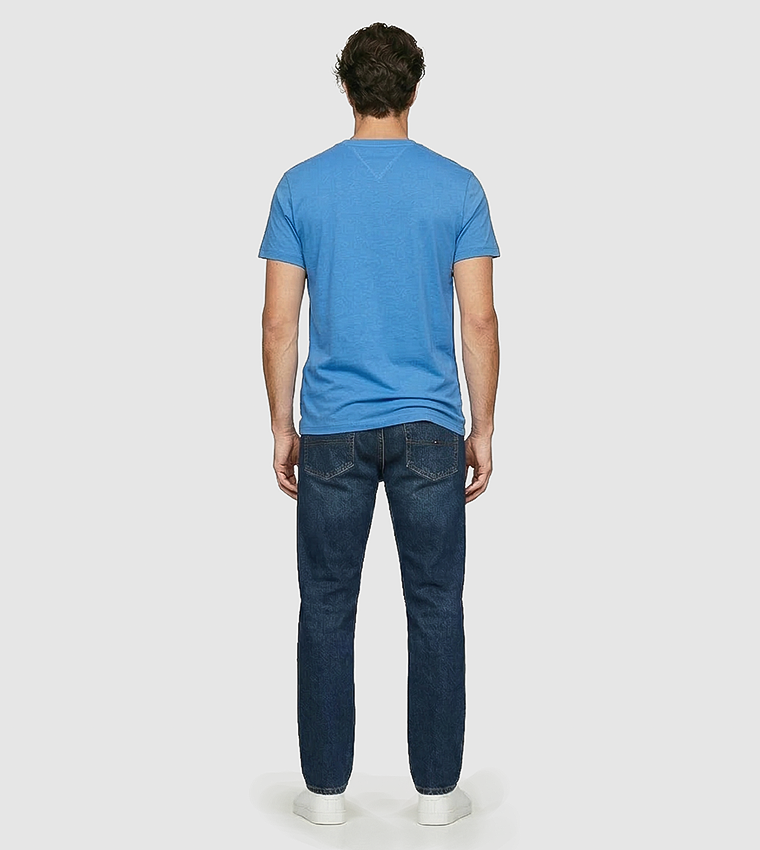 تيشيرت بطبعة شعار وكم قصير