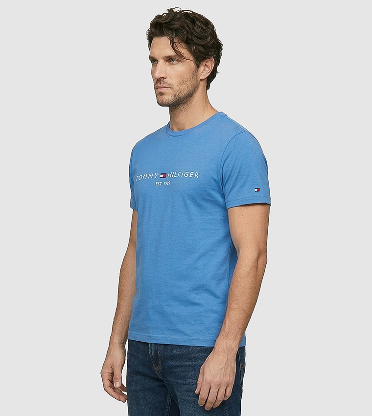 تيشيرت بطبعة شعار وكم قصير