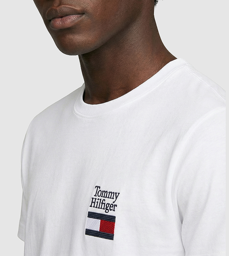 تيشيرت مطرز بالشعار وكم قصير