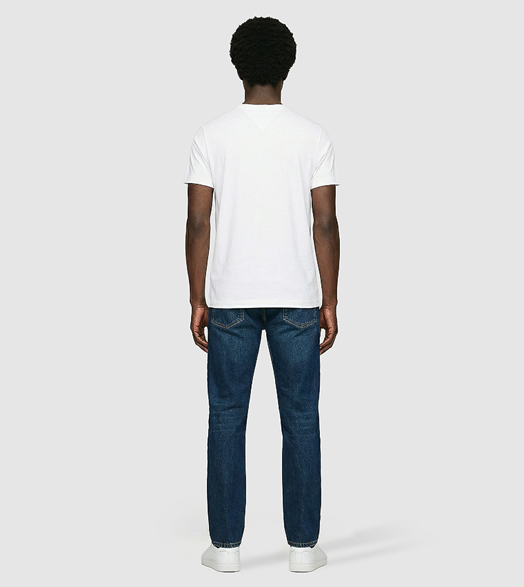 تيشيرت مطرز بالشعار وكم قصير