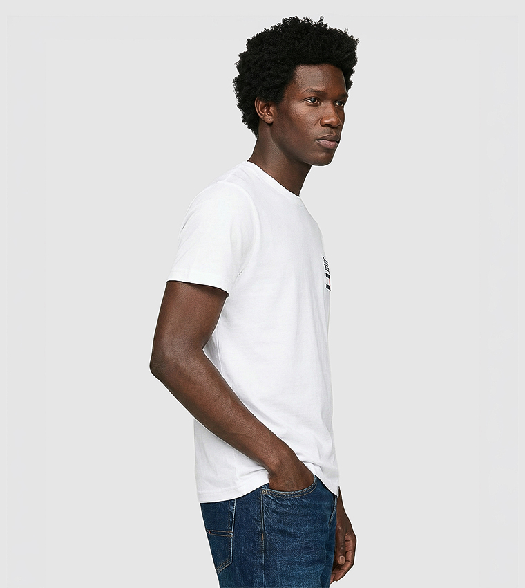 تيشيرت مطرز بالشعار وكم قصير