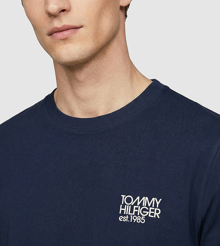 تيشيرت بطبعة شعار وكم قصير