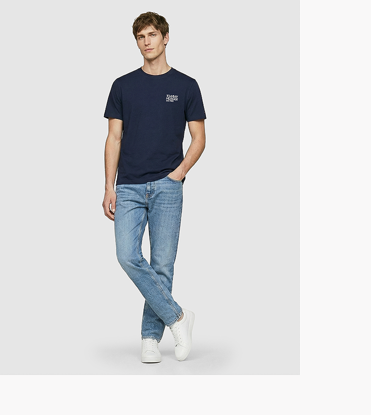 تيشيرت بطبعة شعار وكم قصير