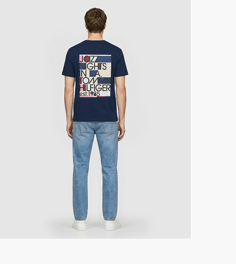 تيشيرت بطبعة شعار وكم قصير