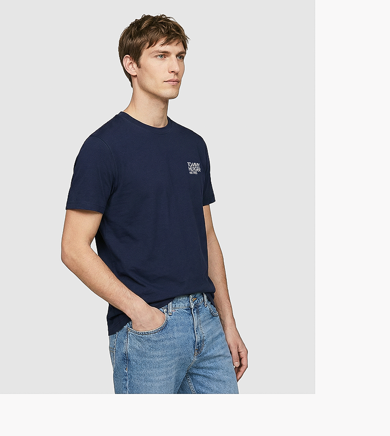 تيشيرت بطبعة شعار وكم قصير