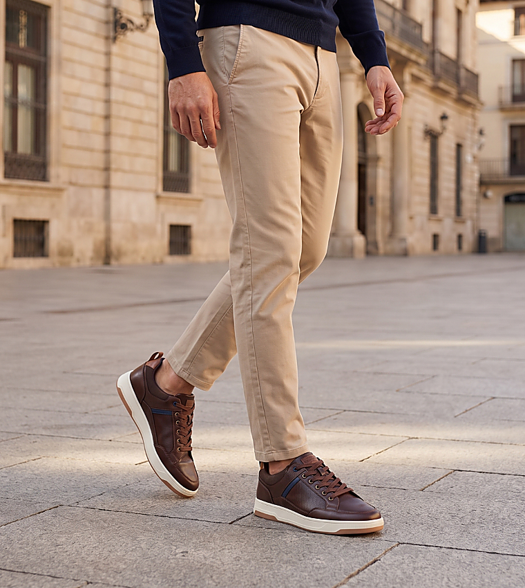 BOOSTER Round Toe Low Top Sneakers