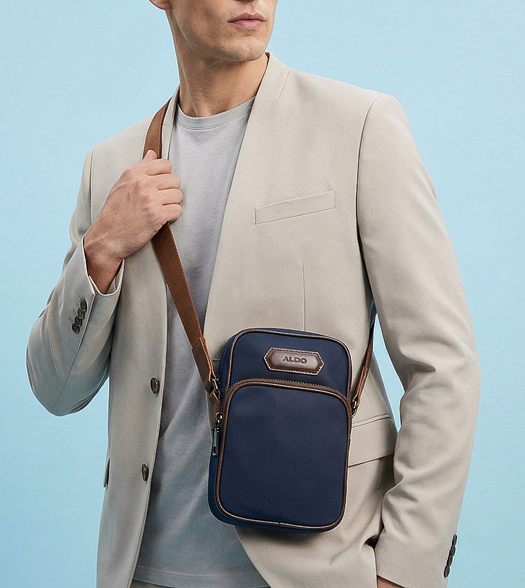 شنطة كروس بودي بجيب أمامي بشعار