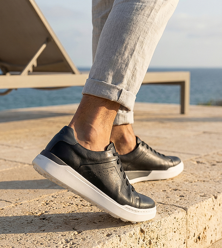 حذاء كاجوال برباط 