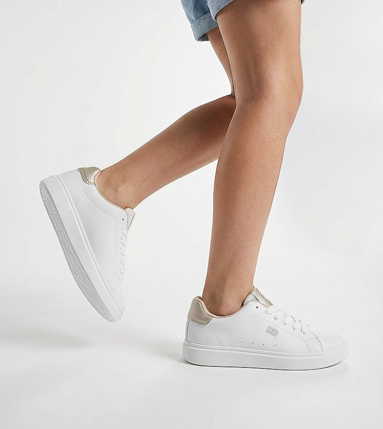 سنيكرز برباط وشعار