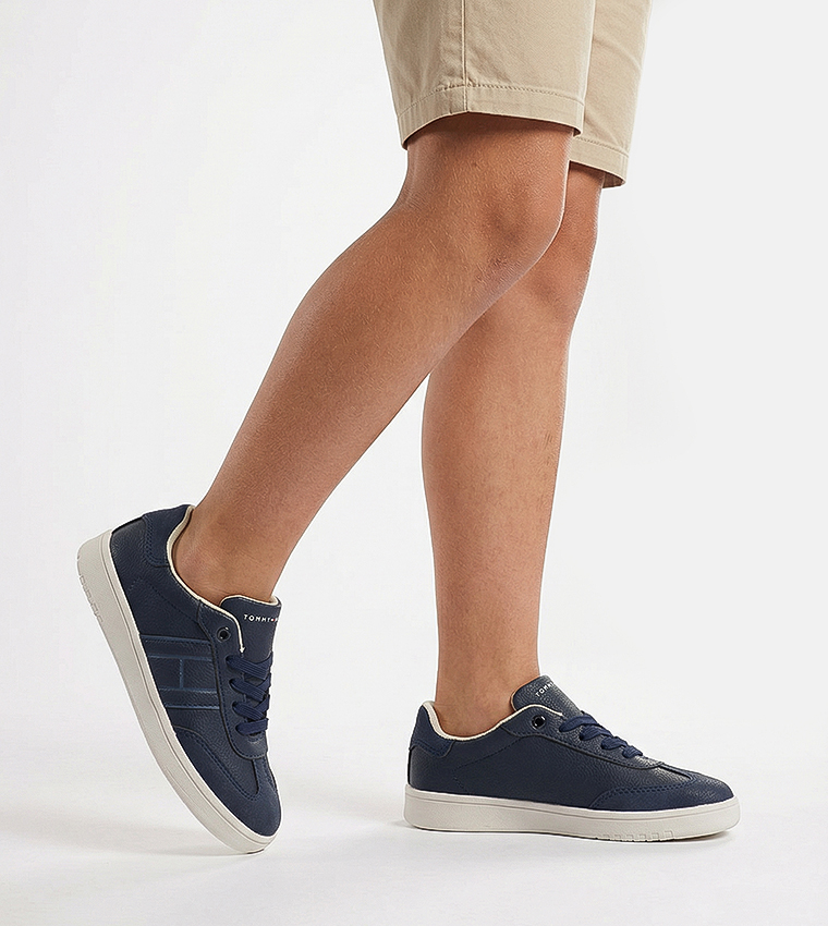 سنيكرز برباط وشعار تومي 