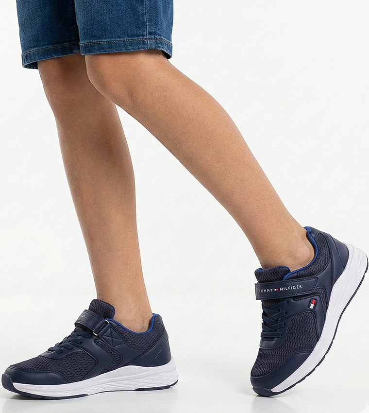 سنيكرز جري شبكي بحزام فليكرو 