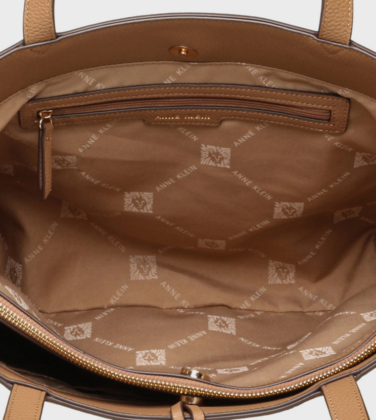 شنطة كتف بنقشة مع شعار