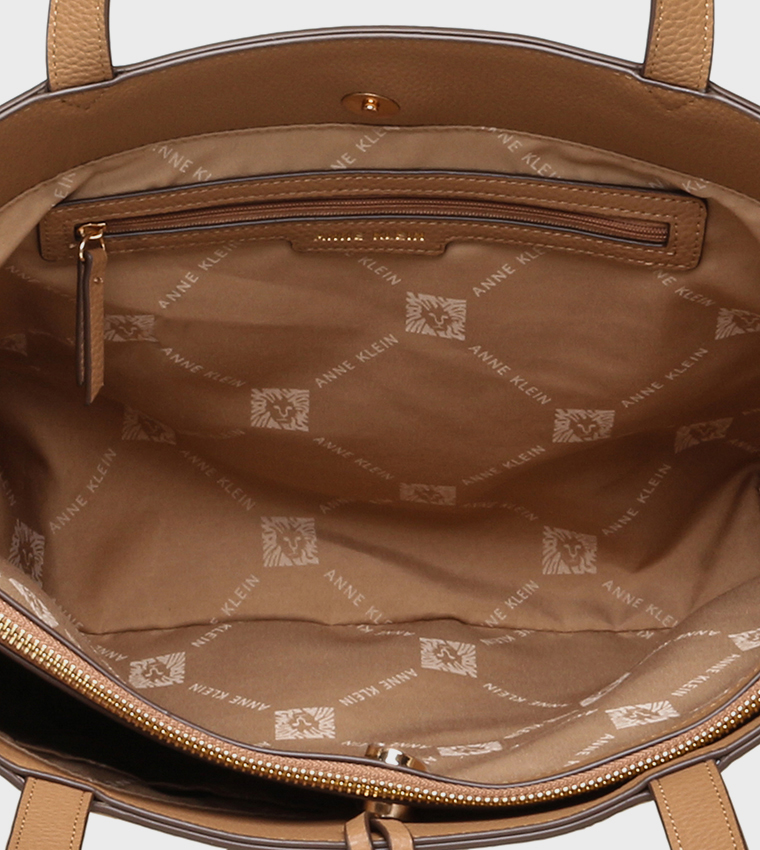 شنطة كتف بنقشة مع شعار