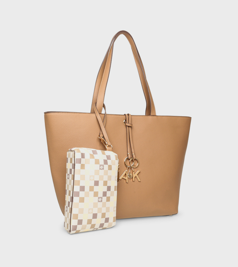 شنطة كتف بنقشة مع شعار