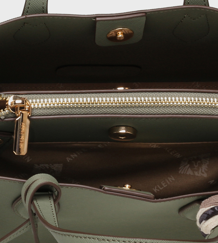 شنطة ساتشل بنقشة مع وشاح