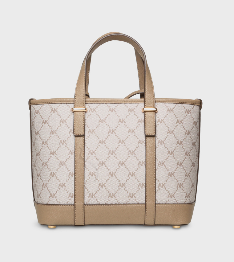 شنطة توت بنقشة مونوغرام