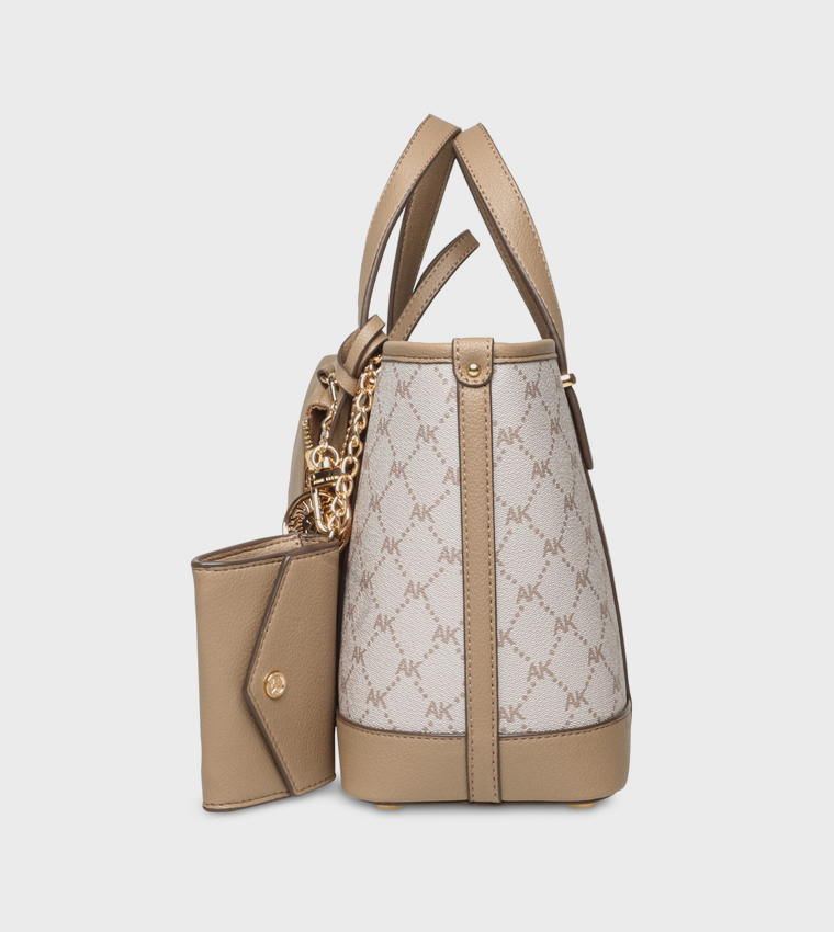 شنطة توت بنقشة مونوغرام