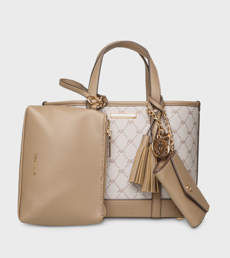 شنطة توت بنقشة مونوغرام