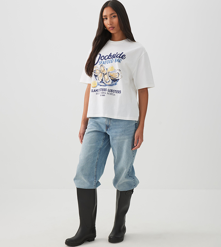 تيشيرت واسع بكم قصير وطبعة