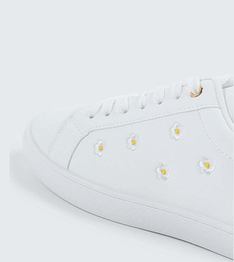 سنيكرز مطرز برباط 