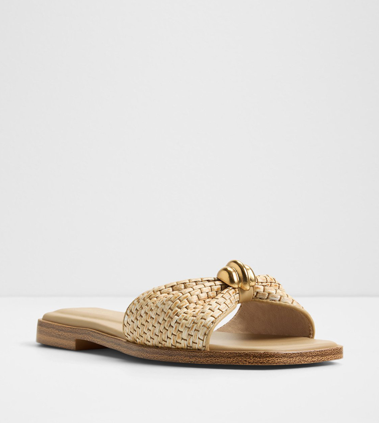 صندل فلات بإكسسوار معدني