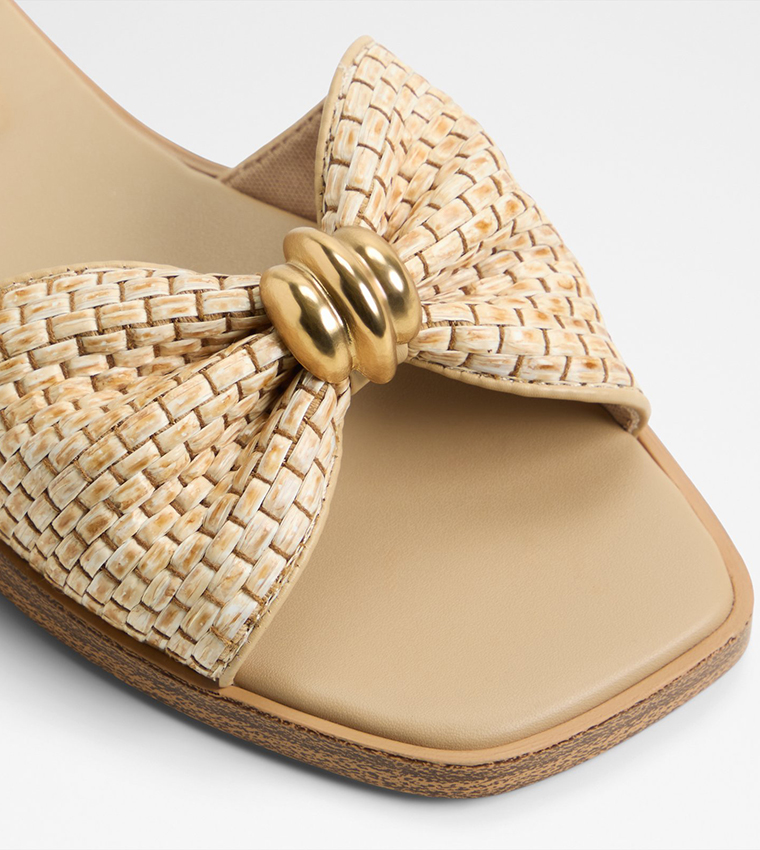 صندل فلات بإكسسوار معدني