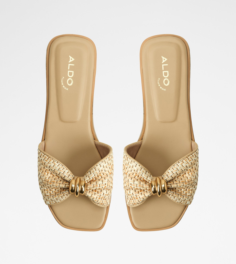 صندل فلات بإكسسوار معدني