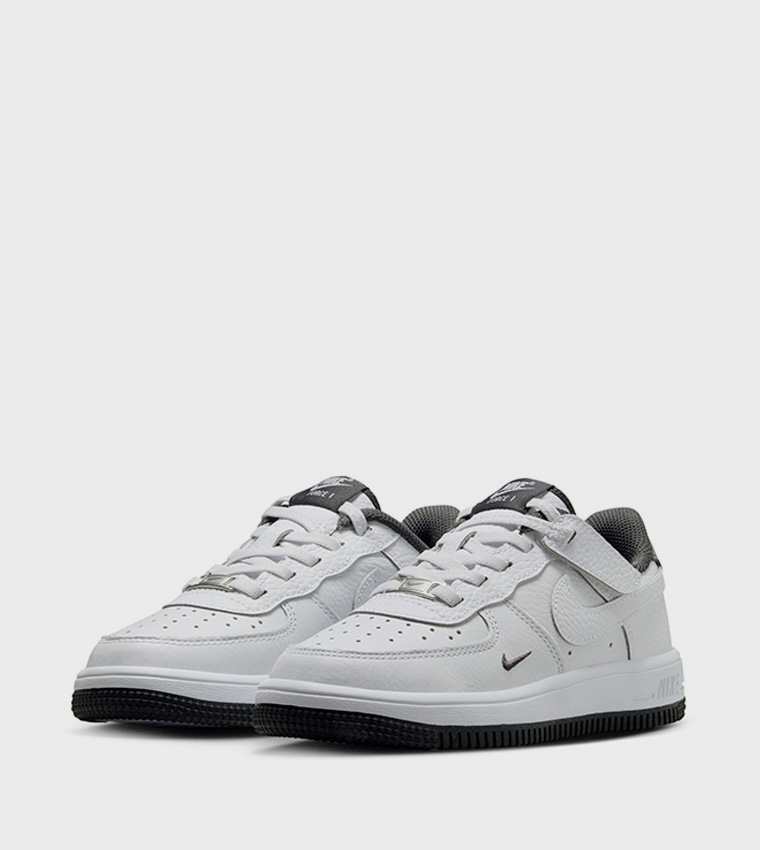 حذاء برباط مزين بشعار