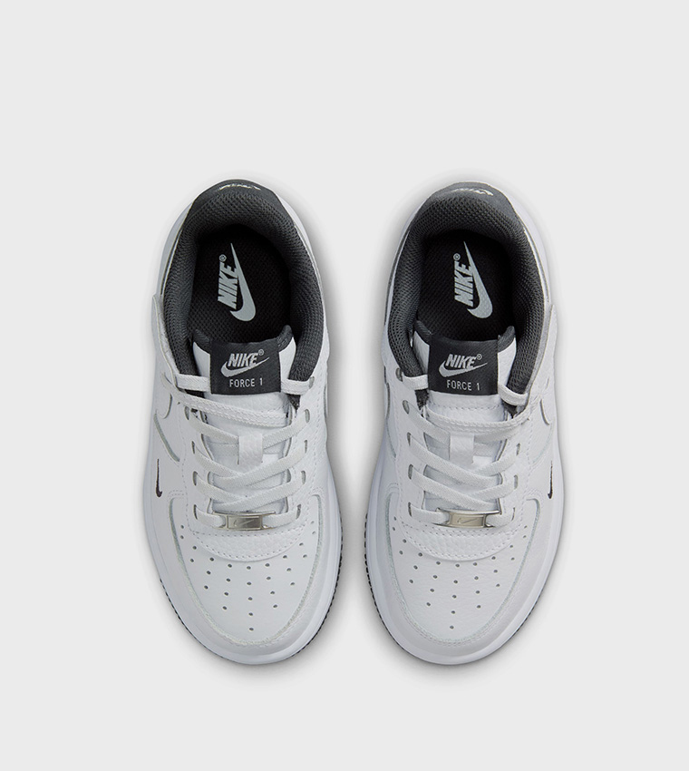 حذاء برباط مزين بشعار