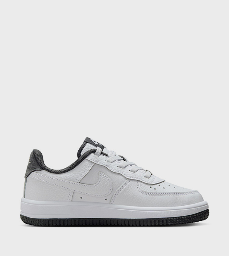 حذاء برباط مزين بشعار