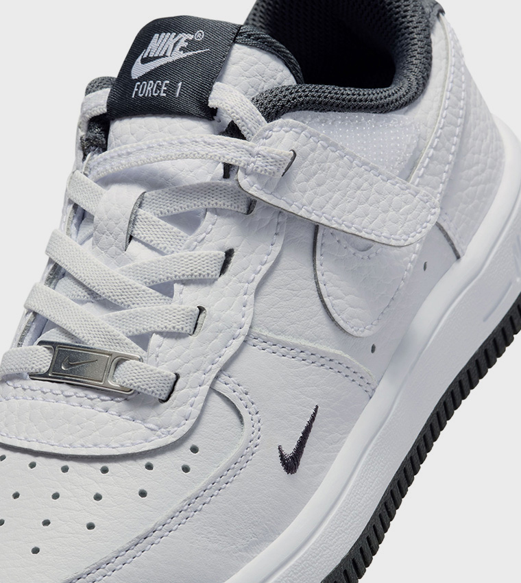 حذاء برباط مزين بشعار