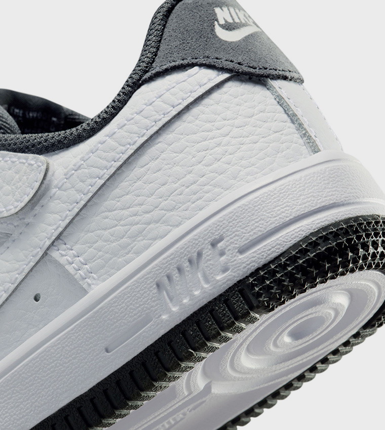 حذاء برباط مزين بشعار