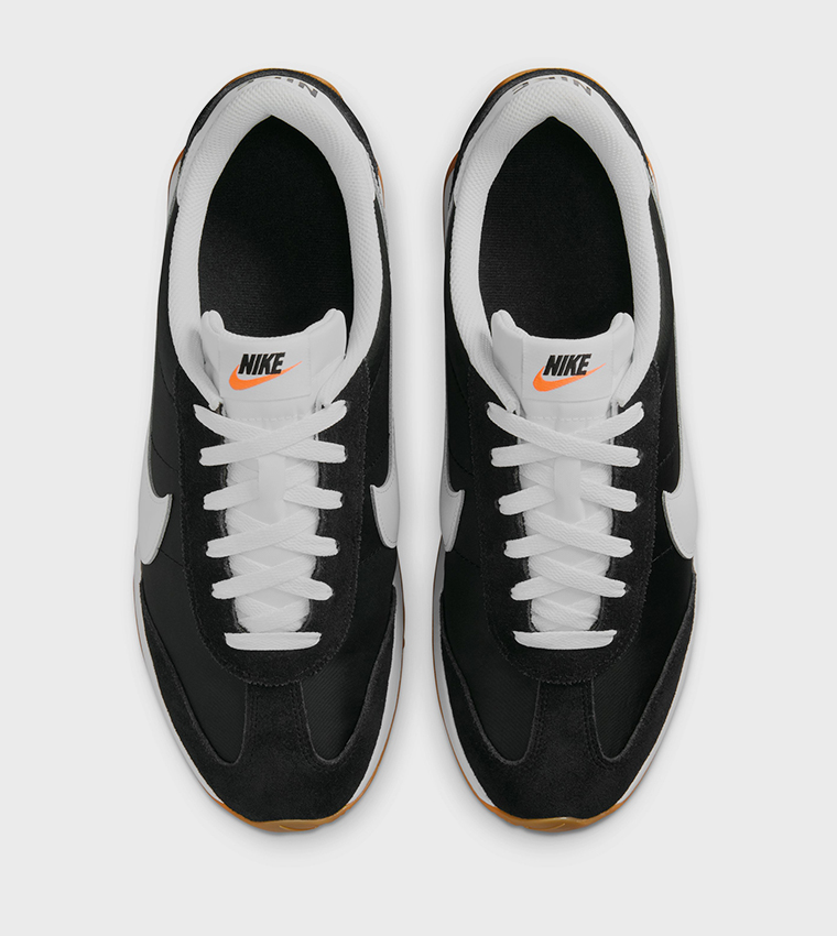 حذاء رياضي برباط باسيفيك بشعار