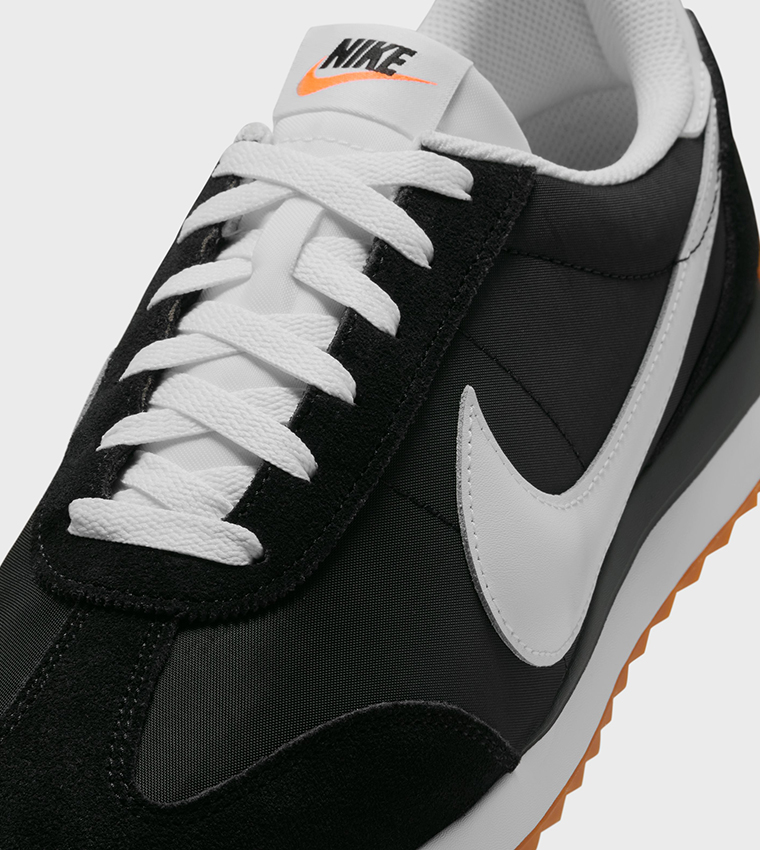 حذاء رياضي برباط باسيفيك بشعار