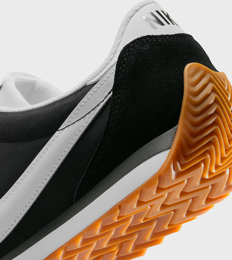 حذاء رياضي برباط باسيفيك بشعار