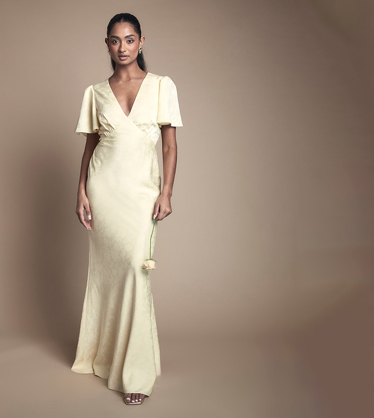 Buy Oasis Angel Sleeves Satin Jacquard Maxi Bridesmaid Dress In Yellow |  6thStreet Oman