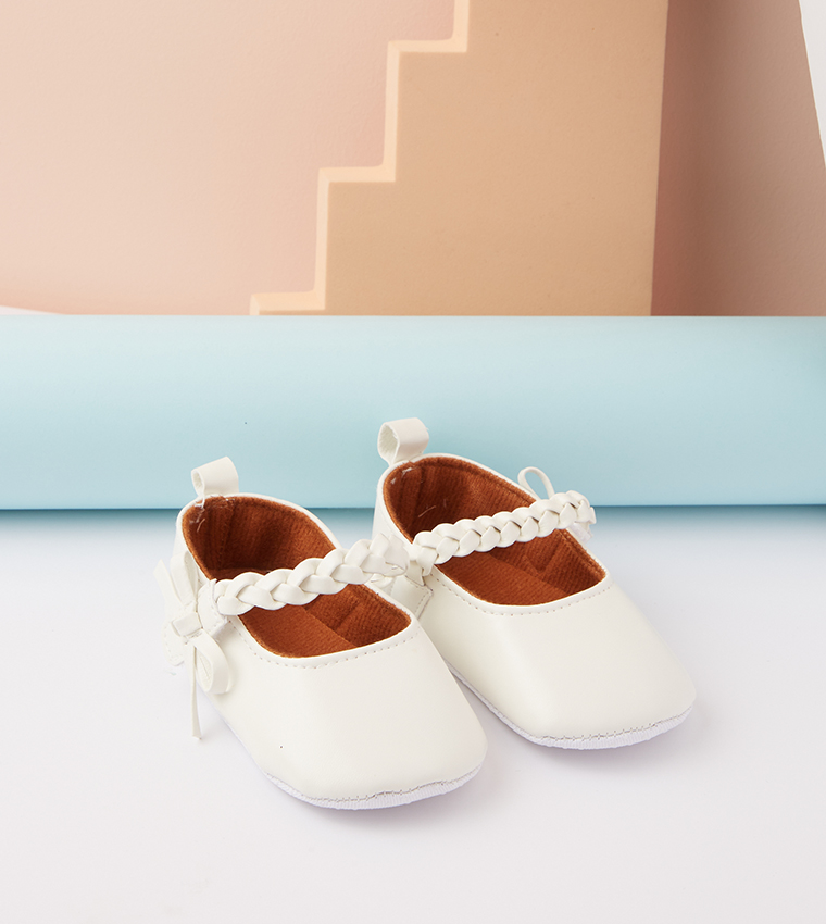 حذاء ماري جين بنقشة بارزة 