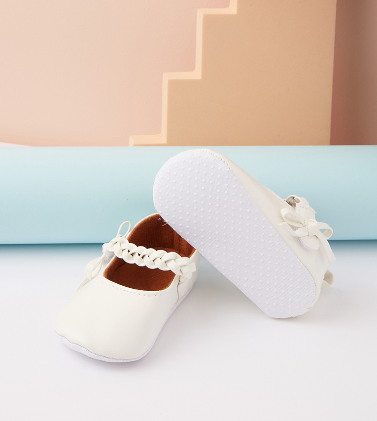 حذاء ماري جين بنقشة بارزة 