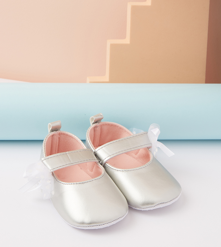 حذاء ماري جين بنقشة بارزة 