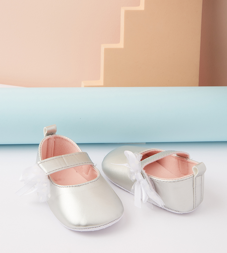 حذاء ماري جين بنقشة بارزة 