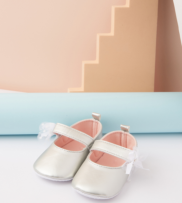 حذاء ماري جين بنقشة بارزة 